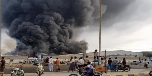مصدر لـ"نيوز يمن": مخازن برنامج الغذاء العالمي نُهِبت قبل الحريق