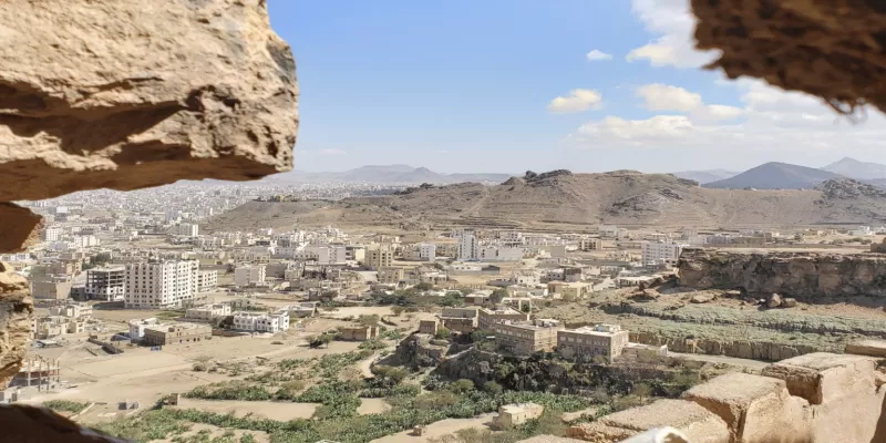 ثراء فاحش وأرصدة خيالية.. القيادات الحوثية تتصارع على نهب أراضي اليمن