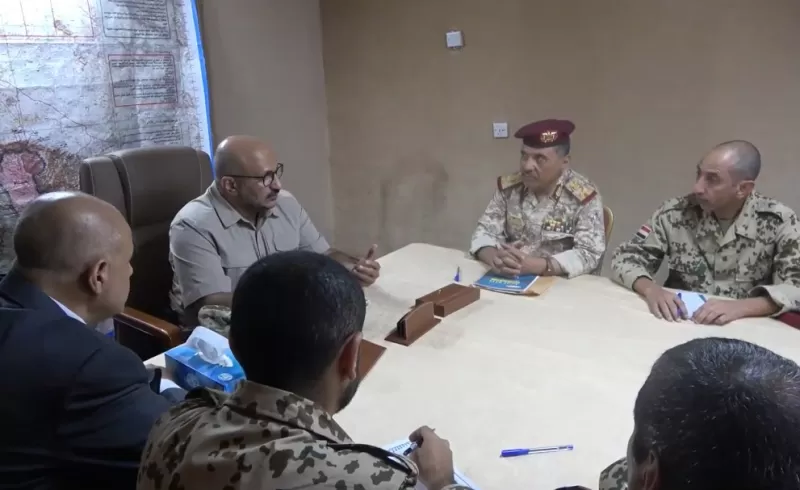 طارق صالح يحض قيادة محور تعز على رفع الجاهزية لصد أي تصعيد حوثي