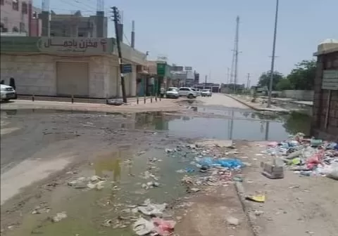 شبوة.. استياء شعبي من انتشار مياه المجاري في شوارع عتق