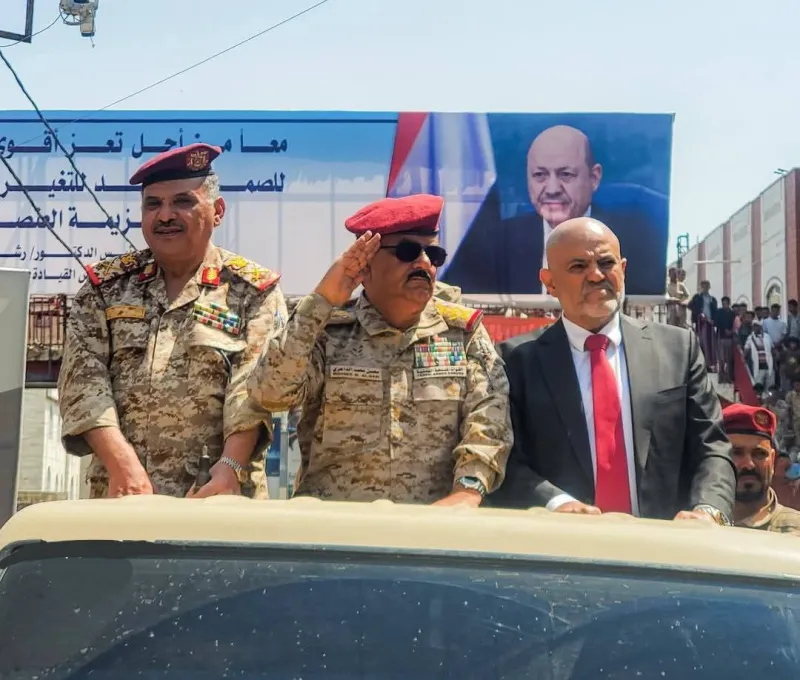 بين رمزية الزيارة وثقل الملفات.. وزير الدفاع يواجه تراكمات محور تعز واحتقان الشارع