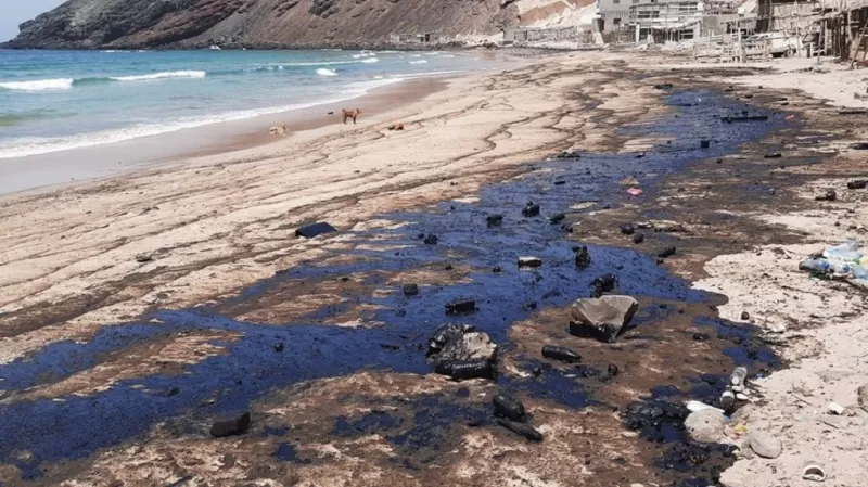 منتهية الصلاحية.. سفن العيسي تحيط سواحل عدن بكارثة بيئية