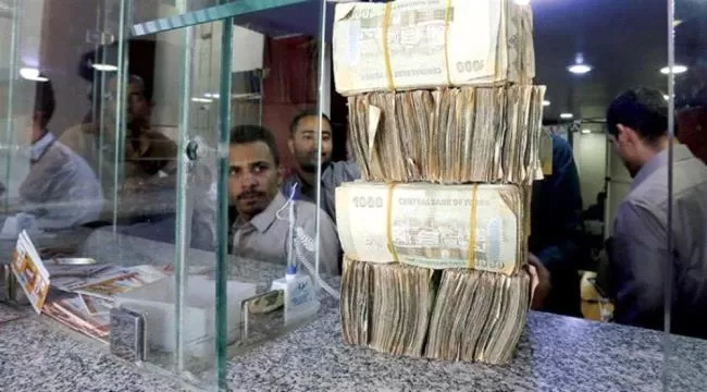 لتصريف مخزونه.. الحوثي يحصر التعامل بفئة الدولار البيضاء في مناطق سيطرته