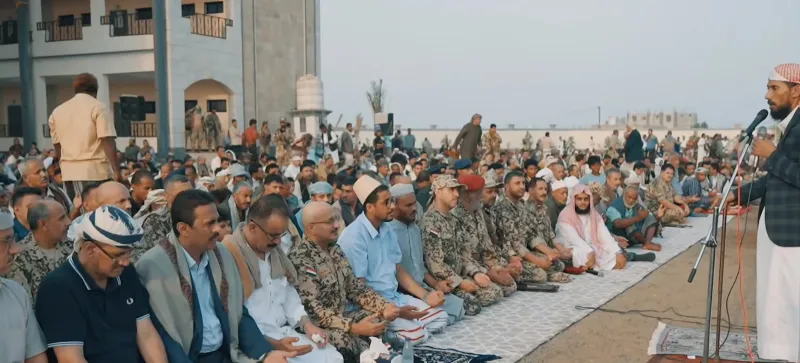 العليمي وطارق يؤديان صلاة عيد الأضحى مع جموع المواطنين في عدن والمخا