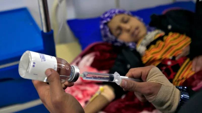 شبكات تهريب واستثمار بصحة اليمنيين.. الحوثي يحول الدواء إلى نقمة