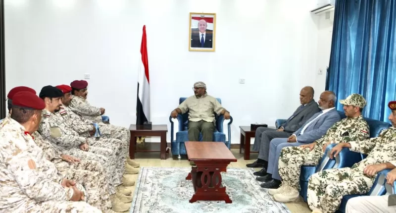 العميد طارق صالح يرأس اجتماعًا عسكريًا مشتركًا في المخا