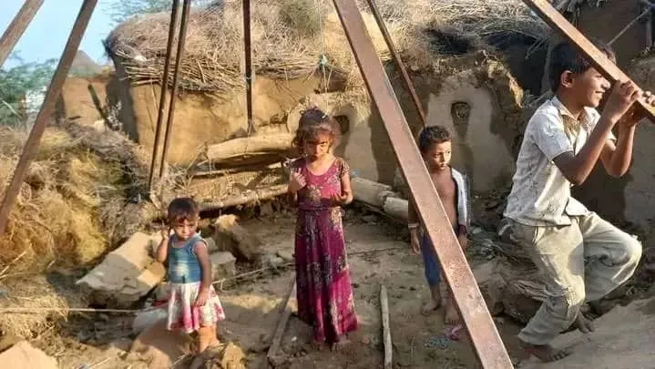 وسط مخاوف من الأمراض المنقولة.. فيضانات الحديدة تغمر المستشفيات والمراكز الصحية