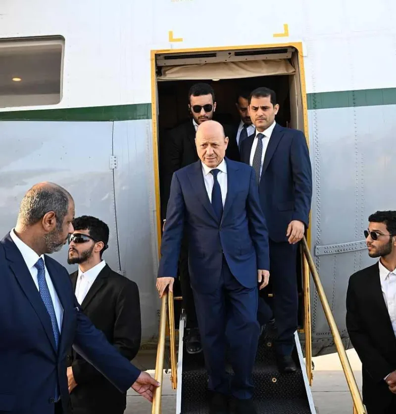 العليمي يعود إلى عدن لدعم برنامج الإصلاحات الشاملة