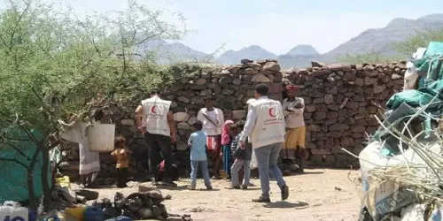 الهلال الأحمر الإماراتي يوزع إغاثة عاجلة لمخيمات النازحين جنوبي تعز