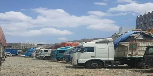 المليشيا في إب تحتجز شاحنات إغاثة لفرض رسوم جمركية