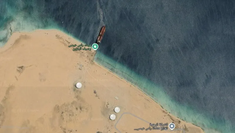 الحوثيون يختطفون سفينة تجارية في ميناء رأس عيسى