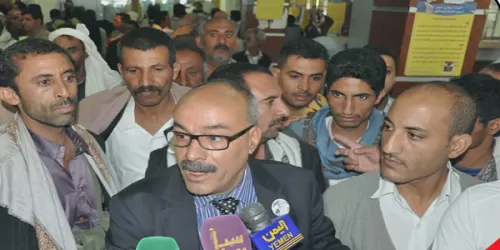 رجل الأعمال الداعم للحوثيين يحيی الحباري يعتدي على قاض في ساحة إحدی محاكم صنعاء