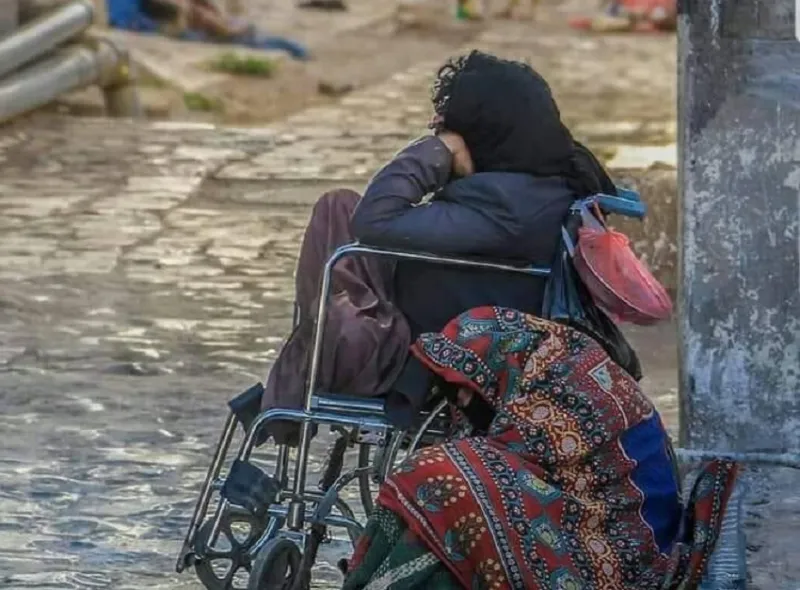 اتساع دائرة الفقر يدفع الأسر اليمنية إلى التسوّل.. الحرب الحوثية عمّقت المأساة