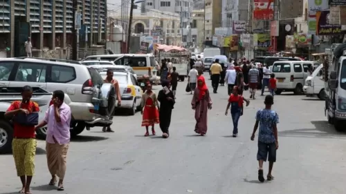 مطالبات بإقالة معين.. جنوبيون: انهيار العملة أداة الحكومة لتركيع الجنوب