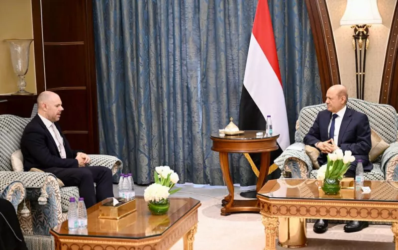 العليمي يبحث مع السفير البريطاني إحياء العملية السياسية في اليمن