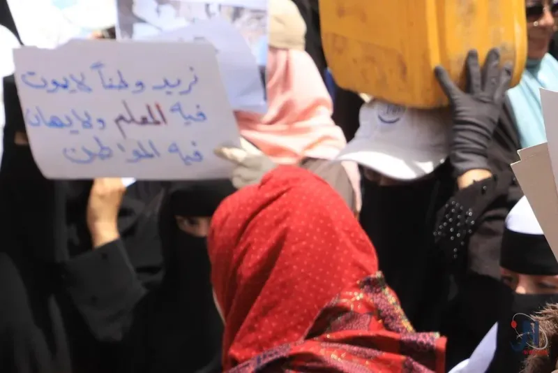 تعز تطالب وحضرموت تقرر.. مساران مختلفان لمعركة المعلمين من أجل حقوقهم