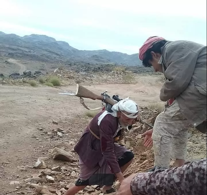 أشادوا بصمودها الأسطوري.. يمنيون: هل سقطت العبدية كمنطقة أم سقط قادة الشرعية كخونة؟