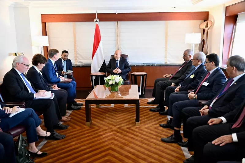جهود الوساطة وتعنت الحوثي يتصدران لقاءات العليمي والزُبيدي في نيويورك
