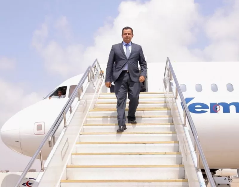 رئيس الوزراء يعود إلى عدن بعد رحلة علاجية