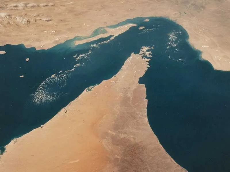 تقرير دولي: استراتيجيات متنافسة لإعادة فتح مضيق هرمز وسط غياب توافق عالمي