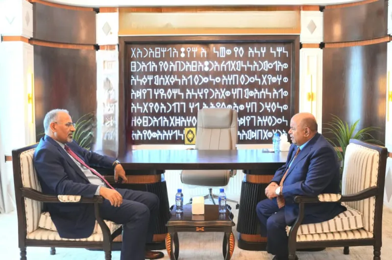 الزُبيدي يلتقي الخنبشي يؤكد دعم القيادة لحضرموت خلال المرحلة المقبلة