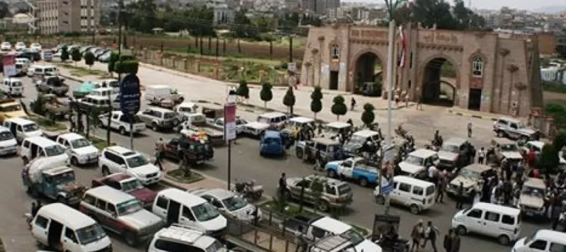 ركاب باص في إب لقيادي حوثي: أنتم عملاء لإيران ومزاعمكم عن العزة والكرامة يفضحها الجوع والفقر