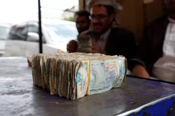 مشاريع دولية بملايين الدولارات.. فشل الشرعية يمد اقتصاد الحوثي بالعملة الصعبة