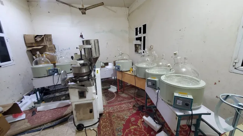 برعاية عُمانية.. أول محاولة إيرانية لاختراق المناطق المحررة بمصانع "الكبتاجون"