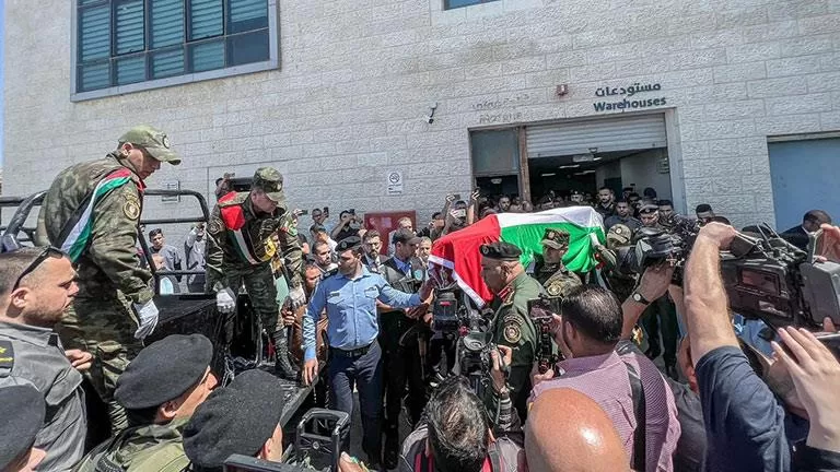 تشييع رسمي وشعبي للشهيدة.. رفض فلسطيني تسليم رصاصة قتلت "أبو عاقلة" لإسرائيل
