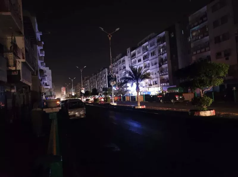 للتنصل من مسؤولية حكومته.. معين يعترف بمعاناة سكان عدن بسبب الكهرباء