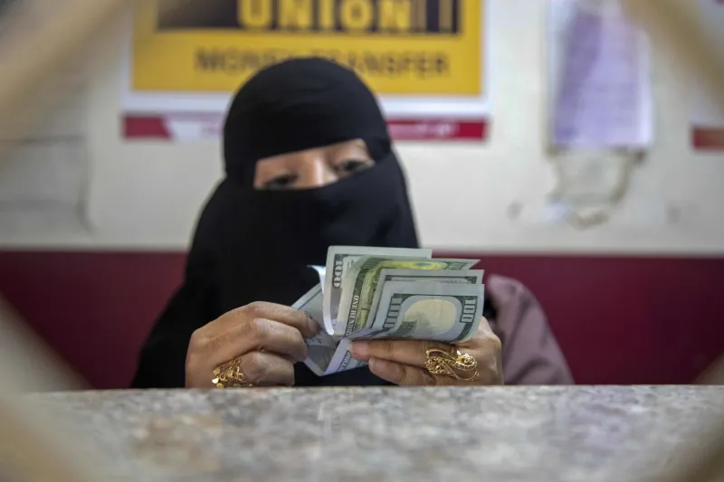 البنك المركزي يثبت سعر الريال اليمني ويتوعد الصرافين المخالفين