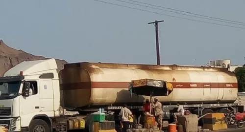 نيوزيمن - الحوثيون يحتجزون قاطرات النفط والغاز في البيضاء ويفرضون جبايات جديدة