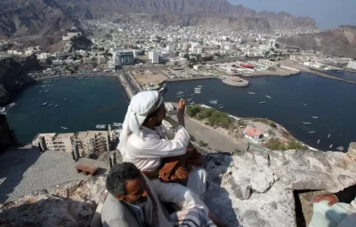 "الشرعية في عدن".. رد حكومي على تهديدات الحوثي لشركات ووكلاء الملاحة
