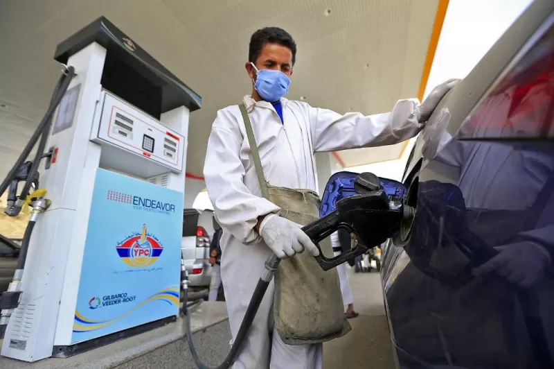 ضربة لـ"مافيا الوقود".. الحكومة تحصر استيراد وتوزيع المشتقات عبر شركة النفط