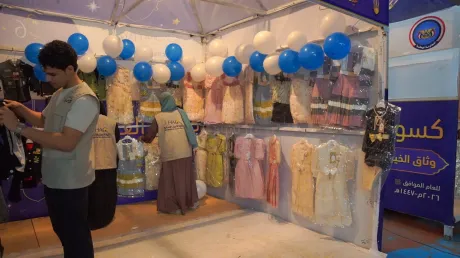 كسوة العيد تخفف أعباء الأسر وتبهج قلوب الأيتام في تعز