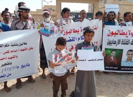 احتجاجات في عدن وشبوة تحذر من تحويل متهمين بالإرهاب إلى أسرى حرب