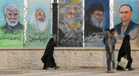 الحوثيون في خدمة طهران.. سباق نحو الدمار على حساب  اليمنيين