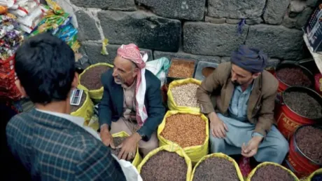 تهديدات الحوثيين للملاحة.. اليمنيون يدفعون ثمن التصعيد في لقمة عيشهم