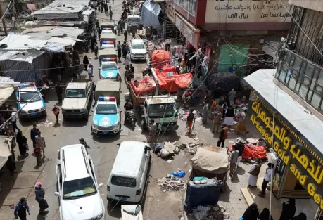 ملاحقة مصادر دخل الأسر الفقيرة في شوارع صنعاء بعد نهب المرتبات