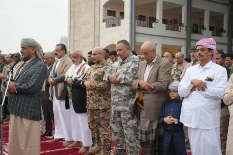 طارق صالح يؤدي صلاة عيد الفطر مع جموع المواطنين في المخا