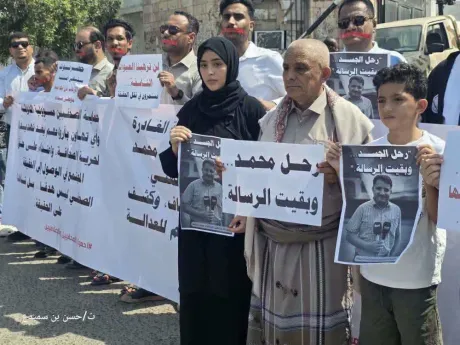 وقفتان في المكلا ومأرب تنددان باغتيال الصحفي عيضة وتطالبان بمحاسبة الجناة