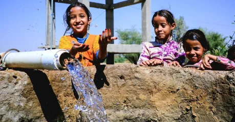 الإيرادات بعد العملة.. إصرار دولي على دعم الحكومة اقتصادياً بمواجهة ذراع إيران