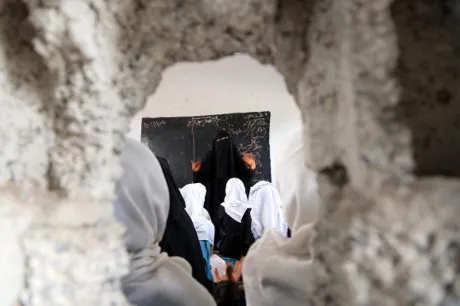 المعلم اليمني بين السجون والجوع.. عيد بلا رواتب ومصير مجهول