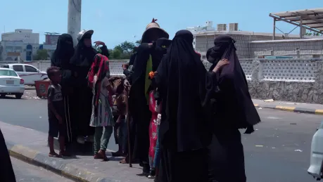 ظاهرة التسول في اليمن فقر يدفع إلى الشارع وشبكات تستثمر المعاناة ظاهرة التسول في اليمن فقر يدفع إلى الشارع وشبكات تستثمر المعاناة