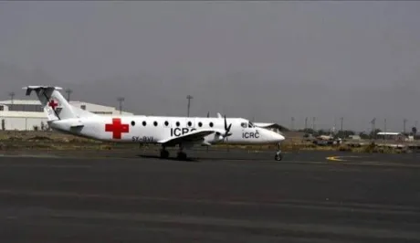 الصليب الأحمر يؤكد سلامة طائرته في مطار صنعاء الصليب الأحمر يؤكد سلامة طائرته في مطار صنعاء