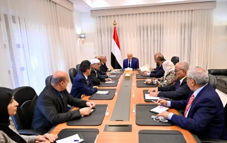 العليمي يؤكد تفاهم وتكامل مجلس القيادة نحو استعادة الدولة وإنهاء الانقلاب