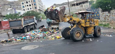 عمال النظافة في تعز يطلقون حملة عاجلة عقب إنهاء الإضراب