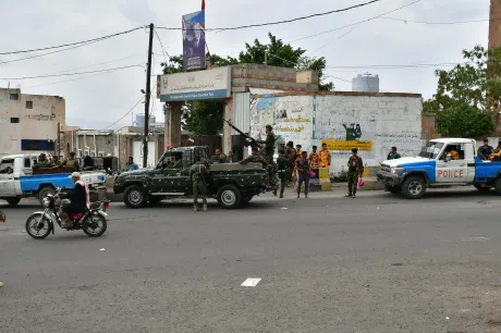 تعز تتسلّم أحد المتهمين باغتيال مسؤول أممي وسط تكرار الإعلانات الأمنية