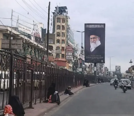 صور خامنئي في صنعاء تثير غضباً شعبياً.. الإيرادات للصور والمرتبات للنهب