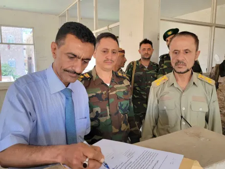 ضغوط شعبية تنهي عسكرة الإخوان لممتلكات الدولة والخاصة في تعز